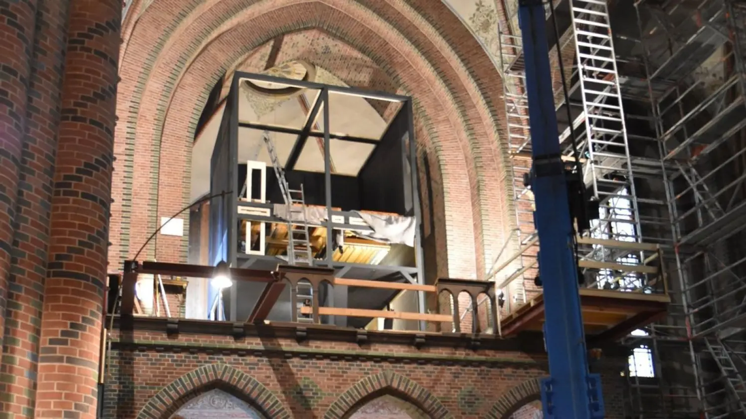 Erste Pfeifen der Walcker-Orgel stehen in Papenburger Kirche