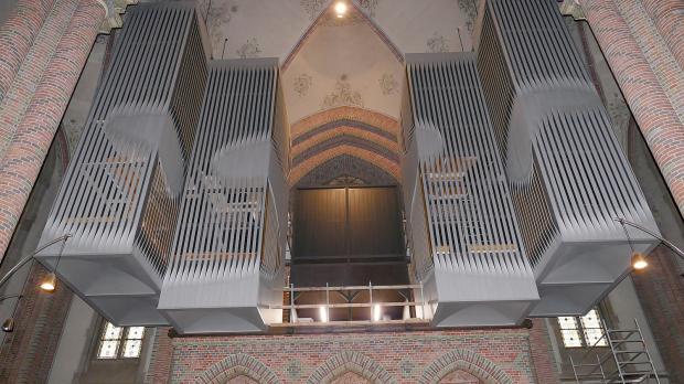 Verkleidung der riesigen Orgel ist aus Reishülsen
