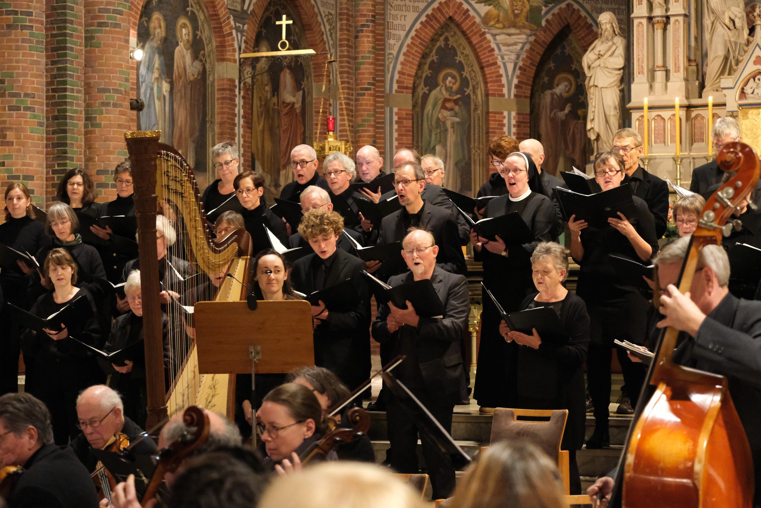 Antoniuschor singt Saint-Saëns Oratorio de Noel und Benjamin Brittens Ceremony of Carols
