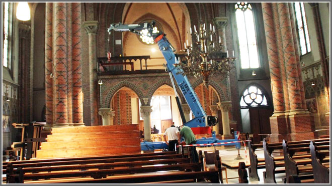 Kran in der Papenburger St.-Antonius-Kirche