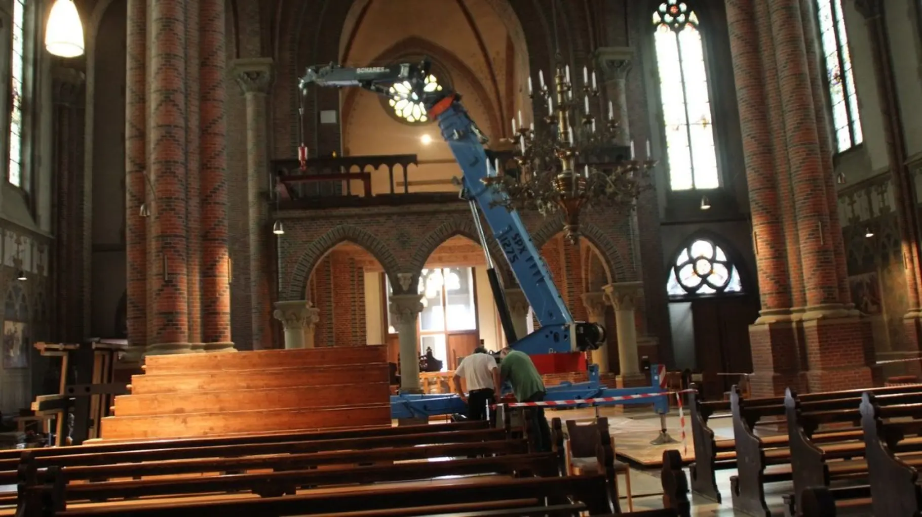 Kran in der Papenburger St.-Antonius-Kirche